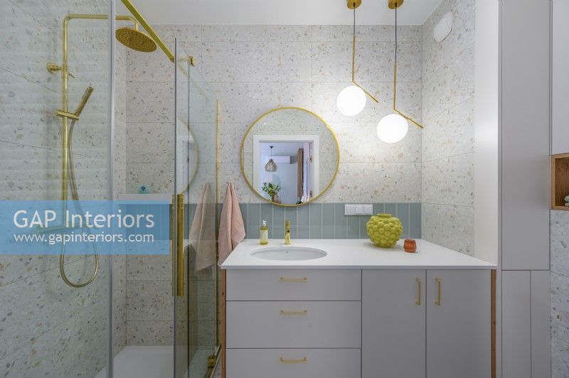 Salle de bain contemporaine avec éléments décoratifs dorés