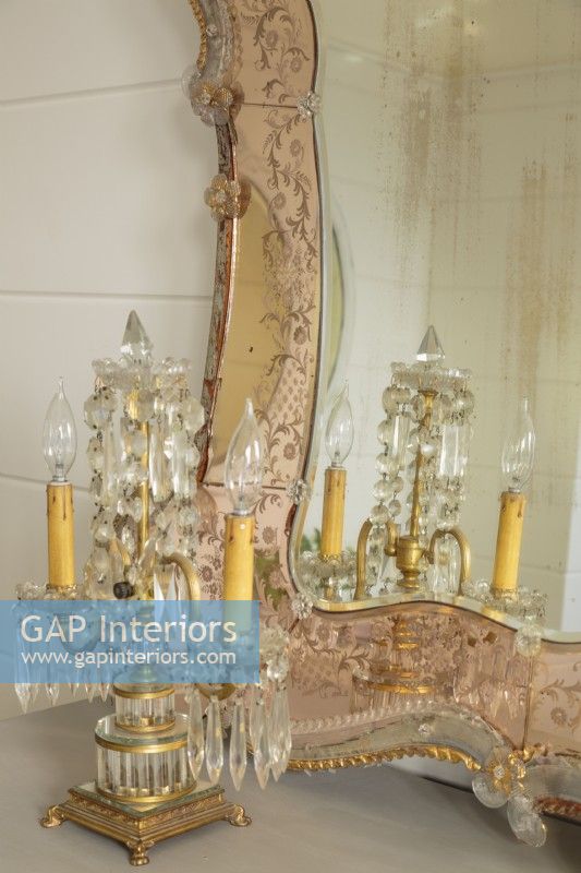 Dans la maison de Leah, les objets authentiques, comme cette girandole française et ce miroir de Murano, ont plus de valeur que les objets nouvellement fabriqués et achetés en magasin.
