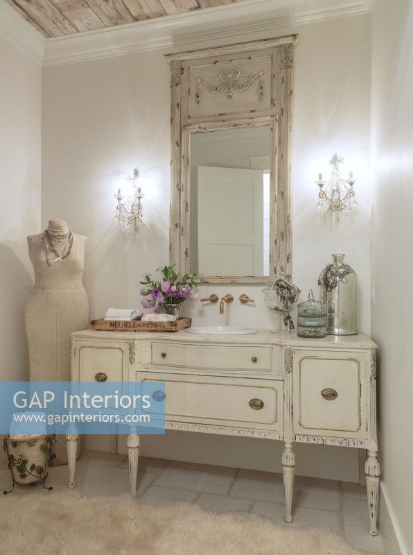Une commode française fantaisiste se transforme en une vanité de salle de bain pratique lorsqu'un lavabo est déposé.