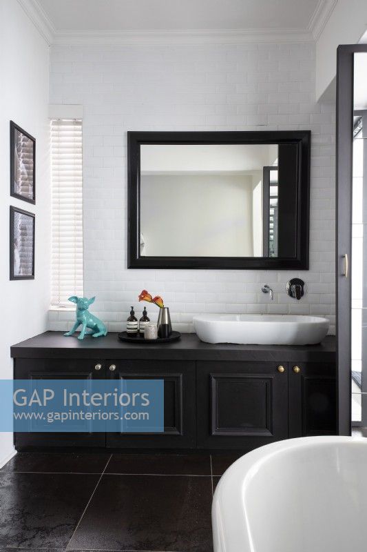 Salle de bain en noir et blanc avec vanité intégrée