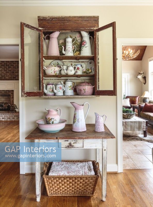 Avec des finitions brunes usées similaires, une armoire et une table modeste jouent le rôle de vaisselier et de huche.