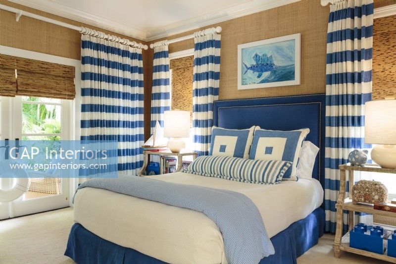 Les tissus bleus et blancs donnent à la chambre du garçon une ambiance nautique.