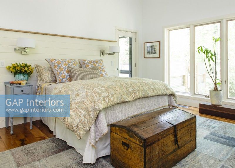 Des oreillers repulpés et une somptueuse literie à motif cachemire confèrent à la chambre une élégance simple.