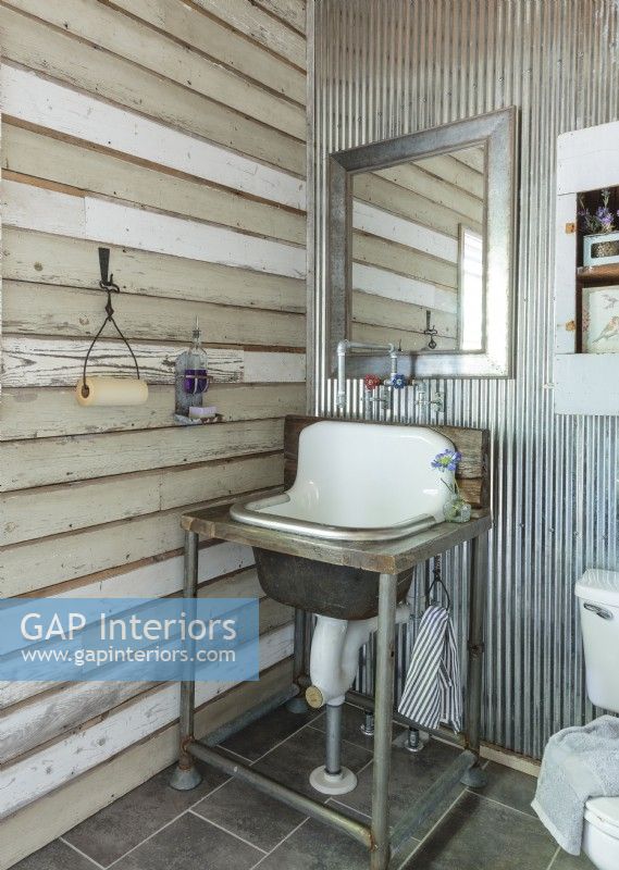 Industriel décrit le mieux le style de la salle de bain.