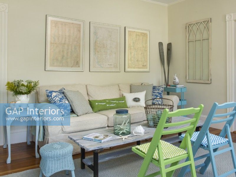 Un mobilier coloré et polyvalent rend le salon confortable.