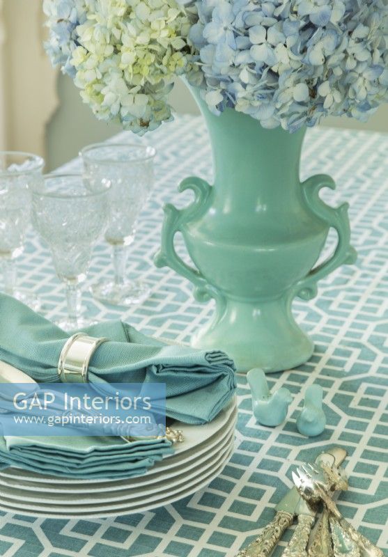 Un vase bleu des années 1940 et de l'argenterie sont des objets de famille.