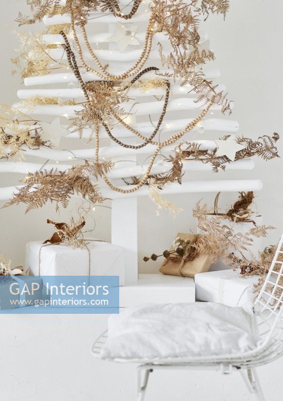 Sapin de Noël en bois blanc décoré de matériaux naturels