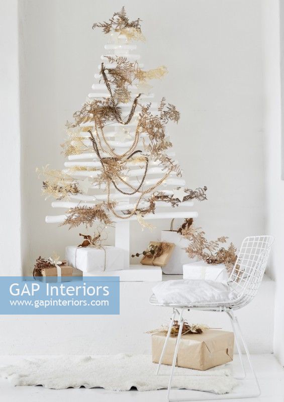 Sapin de Noël blanc en bois moderne décoré avec des matériaux naturels