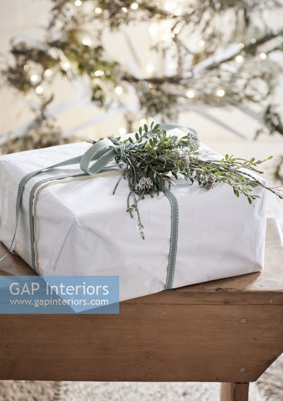 Détail du cadeau de Noël blanc avec décoration naturelle et ruban
