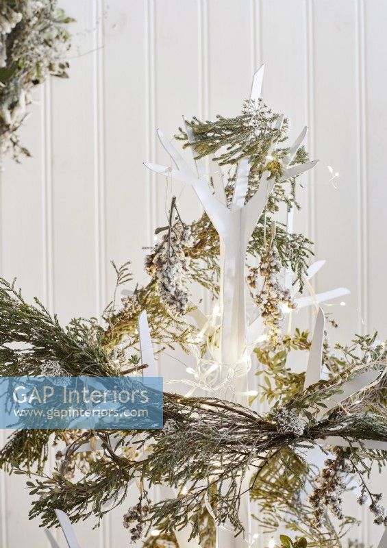 Détail de l'arbre de Noël en bois blanc