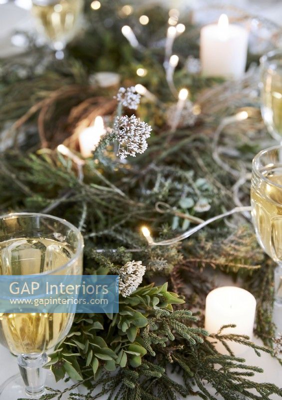 Détail de verres de vin sur table avec des décorations de Noël