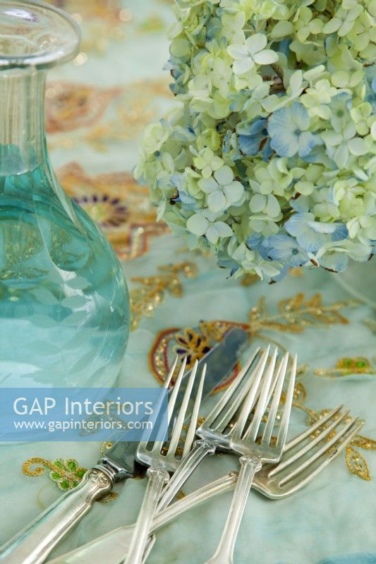 L'argenterie vintage et une carafe en verre gravé conviennent à la décoration de table élégante mais simple.