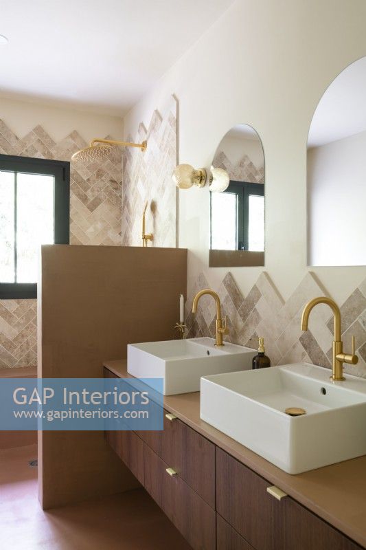 Lavabos doubles avec robinets dorés dans une salle de bains de style rétro