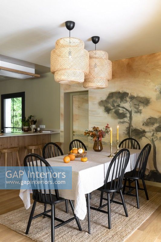 Salle à manger de style vintage avec mur décoratif