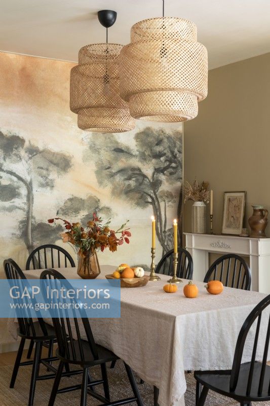 Mur peint avec fresque murale dans une salle à manger de style vintage
