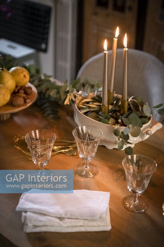 Détail de table à manger décorée pour Noël