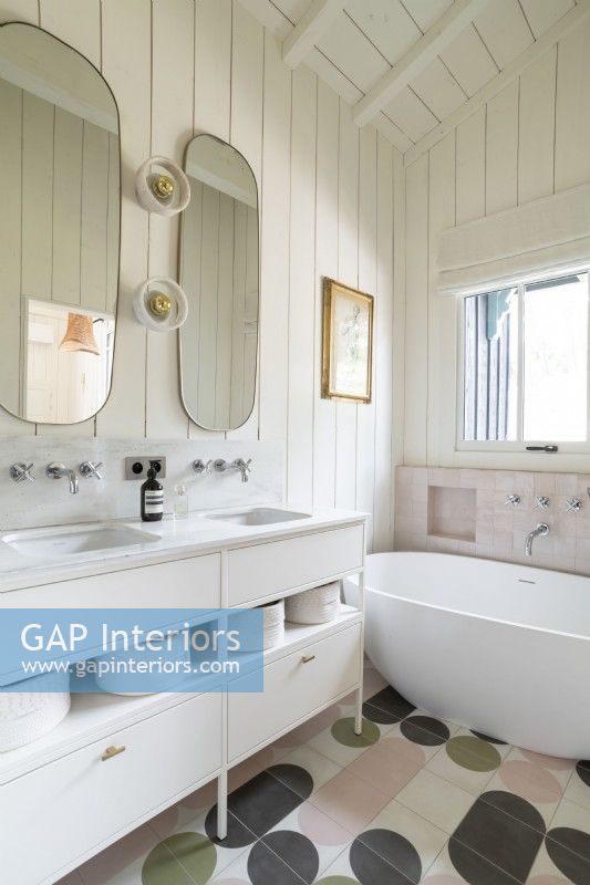 Salle de bain champêtre blanche avec sol tacheté moderne