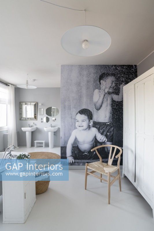 Photographie d'un mur décoratif dans une salle de bains moderne blanche et grise