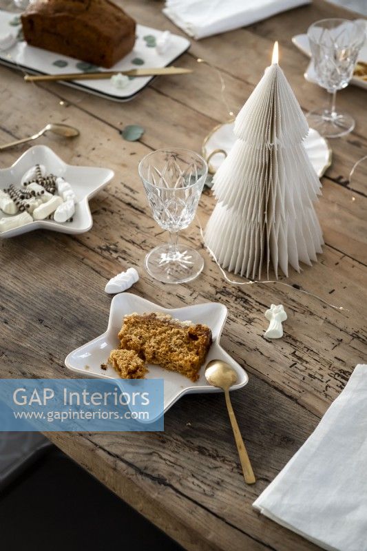 Accessoires blancs et décorations de Noël sur table à manger