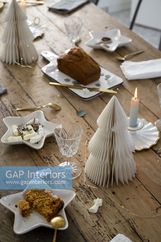Décorations de Noël et accessoires blancs sur table en bois
