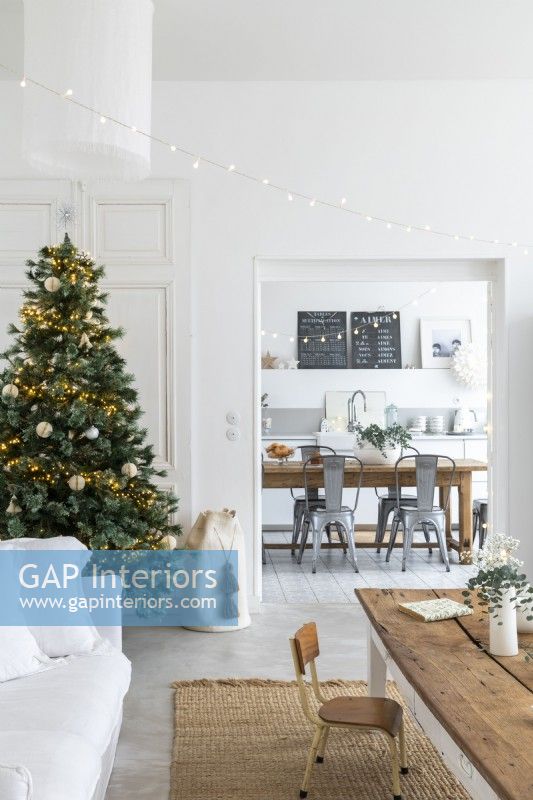 Arbre de Noël dans un salon de campagne moderne avec vue sur la cuisine