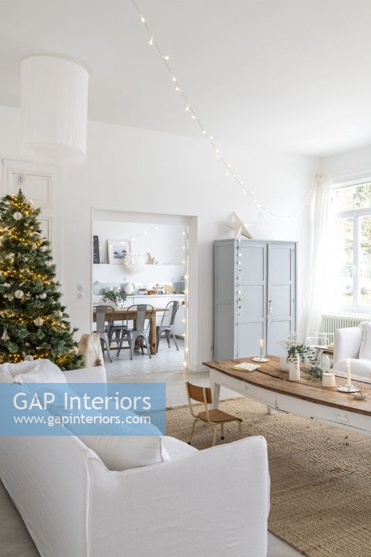 Salon de campagne moderne blanc et gris décoré pour Noël