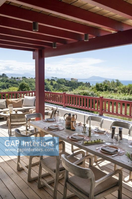 Coin repas extérieur couvert sur grand balcon terrasse avec vue mer
