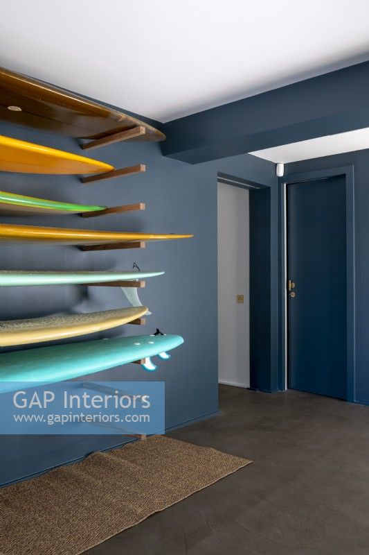 Couloir moderne peint en gris foncé avec support de rangement pour planche de surf