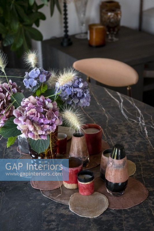 Fleurs dans un vase sur une table à manger en marbre - détail