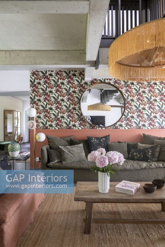 Salon moderne avec mur décoratif tapissé
