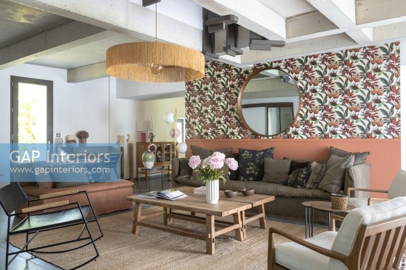 Salon moderne avec mur décoratif tapissé de couleurs vives