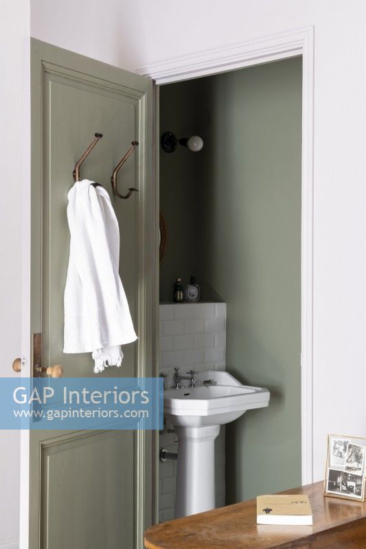 Voir dans la salle de bains peinte en gris avec lavabo de style classique