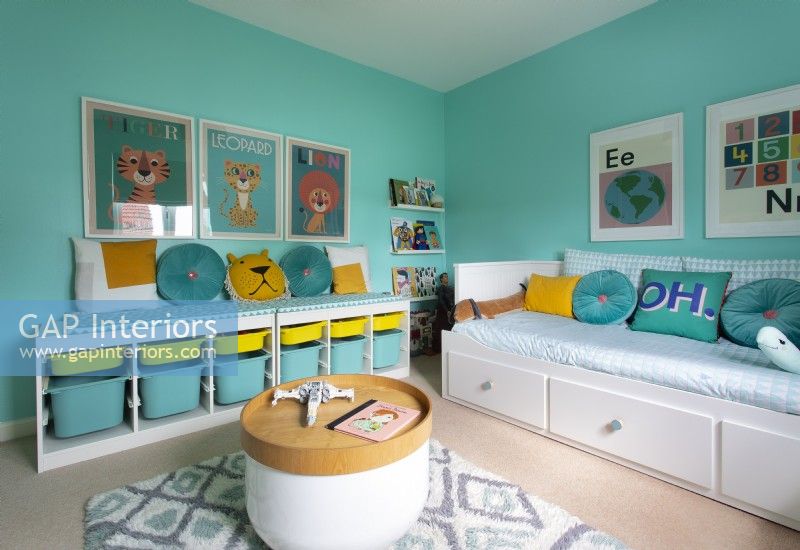Lit de repos et tiroirs de rangement dans la chambre des enfants colorés