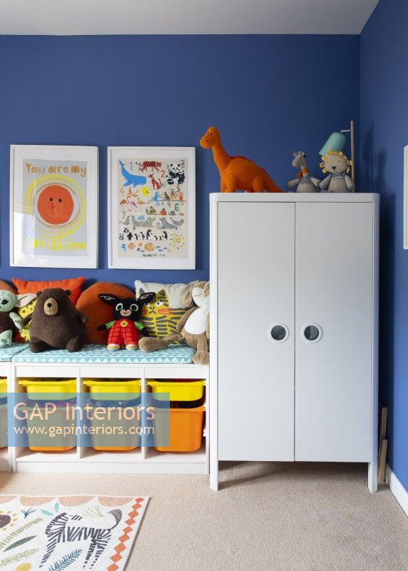 Armoire et rangement pour jouets dans la chambre des enfants colorés
