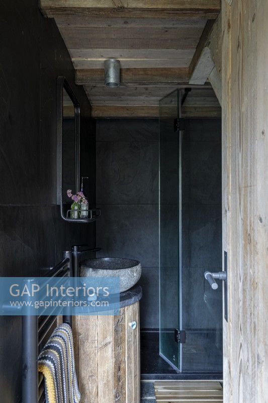 Salle de bains peinte en bleu avec douche et meuble-lavabo rustique en bois