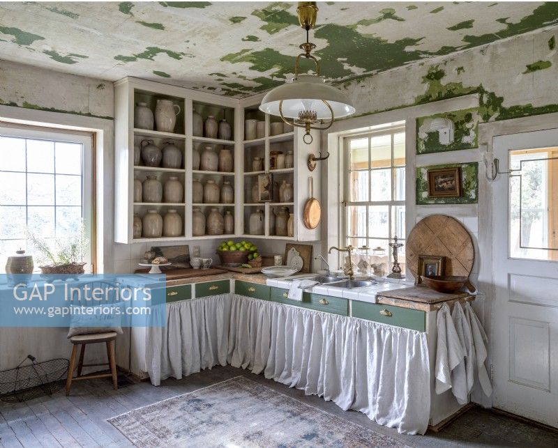 Cuisine rustique avec murs peints en détresse vert et blanc