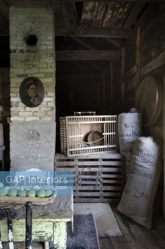 Caisses et sacs dans une zone de stockage de grange rustique