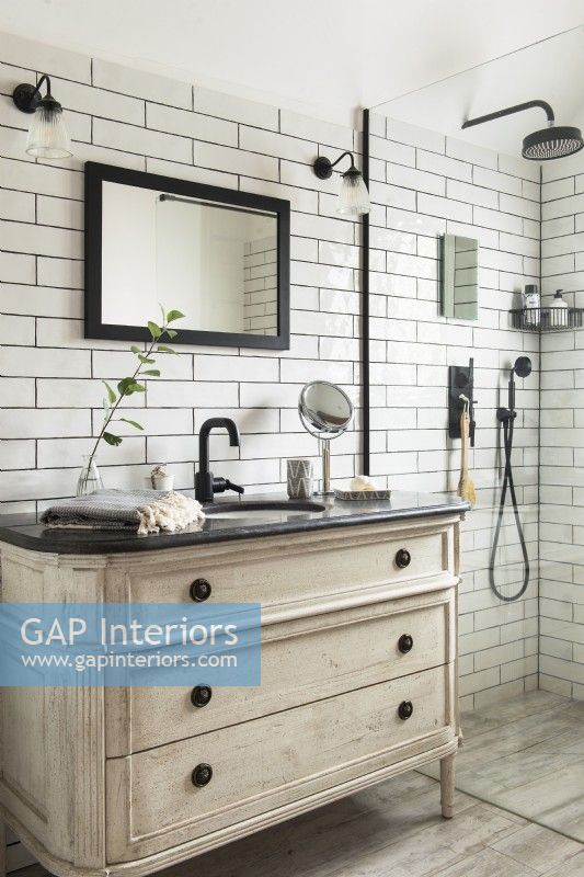 Évier en détresse dans une salle de bains de style classique moderne en noir et blanc