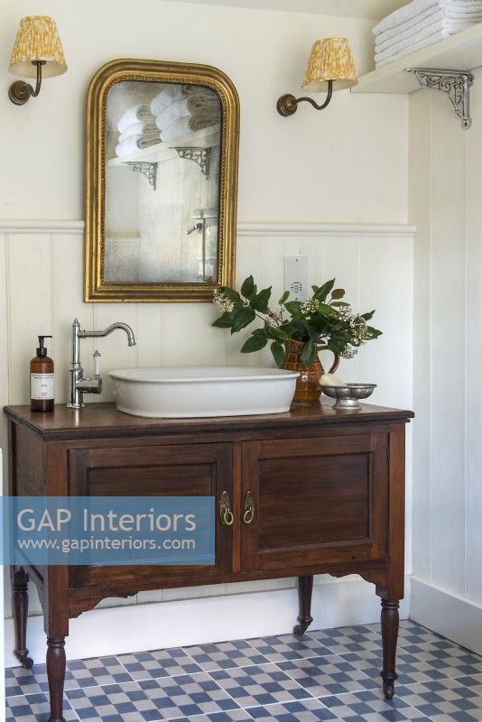 Unité en bois avec lavabo dans une salle de bains de style classique
