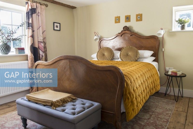 Cadre de lit en bois classique dans une chambre de campagne