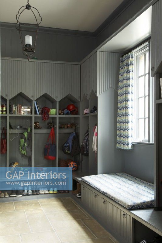 Vestiaire peint en gris avec casiers pour enfants, coin salon et rangement 
