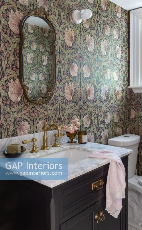 Papier peint à motifs floraux dans une salle de bains de style classique 