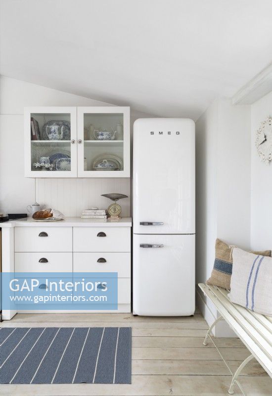Réfrigérateur-congélateur de style américain dans une cuisine de campagne blanche 