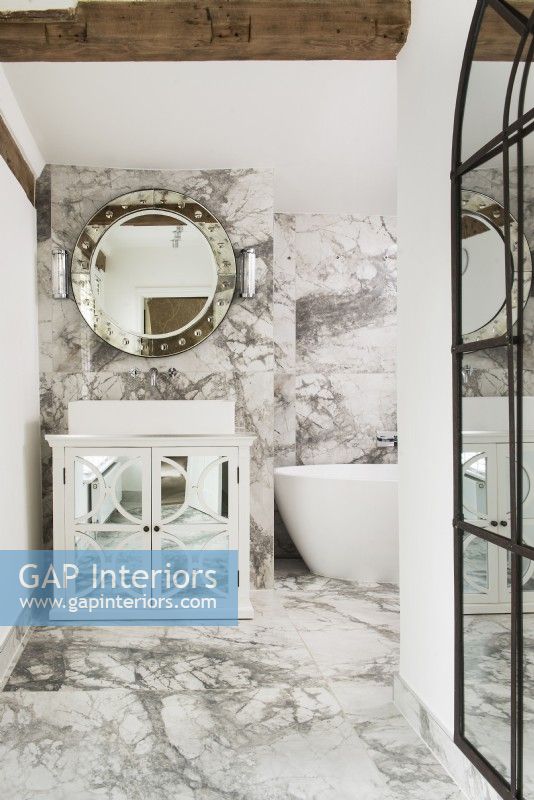 Salle de bains classique en marbre gris et blanc avec armoire à glace 
