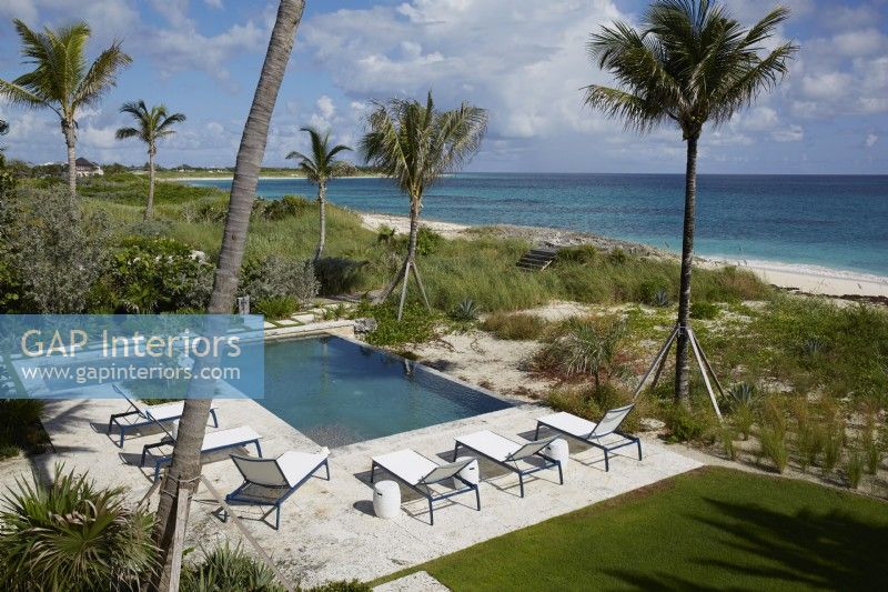 Une piscine au bord de l'océan aux Bahamas. 