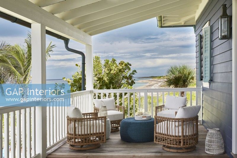 Balcon avec terrasse extérieure et vue sur l'eau au projet Bakers Bay aux Bahamas 