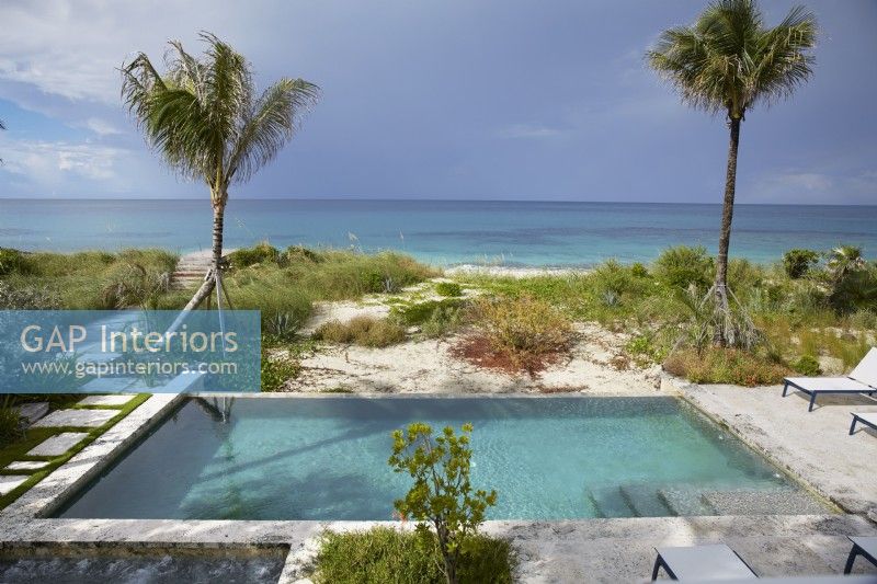 Une piscine au bord de l’océan aux Bahamas. 