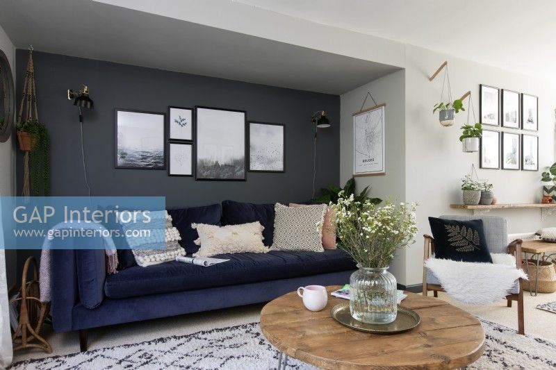 salon contemporain avec canapé alcôve en velours bleu 