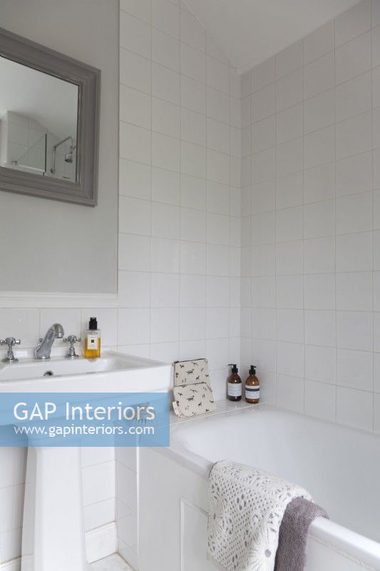 Salle de bain blanche classique avec miroir peint en gris 