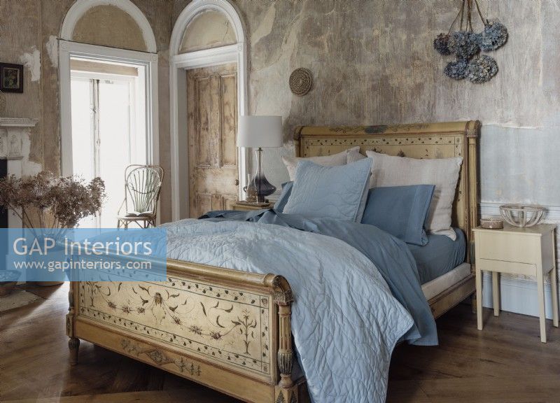 Linge de lit en lin bleu sur lit double antique français 
